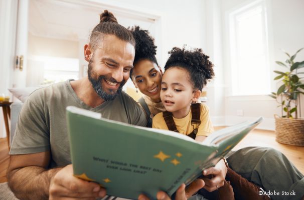Mutter, Vater und Kind lesen gemeinsam