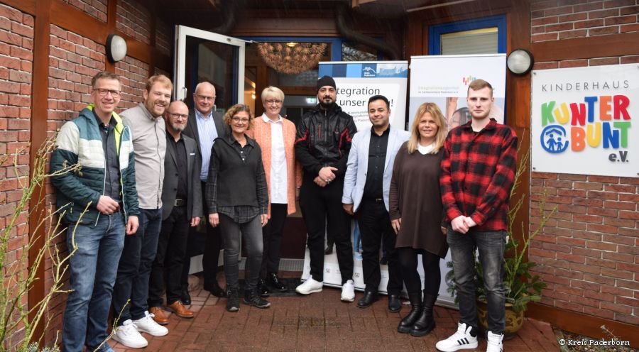 Thomas Kemper (Integrationsagentur Caritasverband Paderborn), Marco Möller (Kommunales Integrationszentrum Kreis Paderborn), Martin Strätling (Leitung Migrationsdienst MiCado), Patrick Wilk (Vorstand Caritasverband Paderborn e.V.), Ulrike Schmidt (Leitung Kinderhaus Kunterbunt), Annette Mühlenhoff (Dezernentin für Jugend und Bildung Kreis Paderborn), Ahmed Abolshawar (Vater eines Kita-Kindes), Reda Salem (Sprachmittler), Marion Bosak (Mitarbeiterin Kinderhaus Kunterbunt) und Niklas Krollmann (Mitarbeiter Kinderhaus Kunterbunt).
