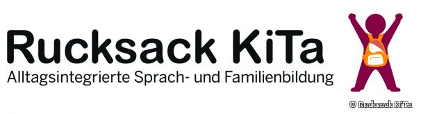 Das Bild zeigt der Logo vom Projekt Rucksack KiTa. Im Logo steht der Text Rucksack KiTa Alltagsintergrierte Sprach- und Familienbildung. Daneben ist ein Männchen, das einen Rucksack trägt und die Arme hochreißt.