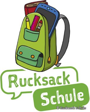 Das Bild zeigt das Logo des Programms "Rucksack Schule". Als Zeichnung zeigt das Bild einen Jungen mit Rucksack, der "Rucksack" an die Tafel schreibt. Dabei lächelt er.