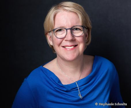 Portraitfoto von Stephanie Schmitz