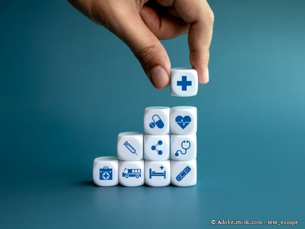 Würfel mit Symbolen aus dem Gesundheits- und Pflegebereich