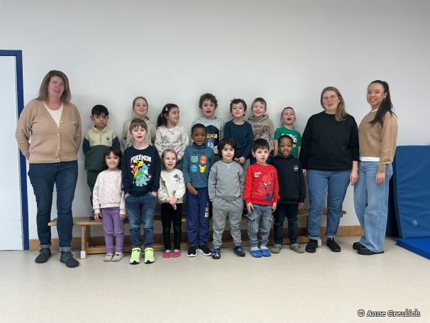Nehmen das (Vor-) Lesen in den Fokus – Kita-Leitung Nadine Bock-Wolter, Erzieherin Dorothee Poggenklaß, Theresa Trieu, Mitarbeiterin des Kreises Paderborn, und die jungen Schauspielerinnen und Schauspielern (v.l.). © Anne Greulich