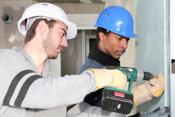 Ein Mann nutzt einen Akkuschrauber 