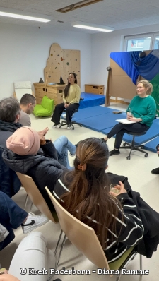 Theresa Trieu vom Kommunalen Integrationszentrum Kreis Paderborn informiert gemeinsam mit Dorothee Poggenklaß über die Bedeutung des Vorlesens (v.l.). © Kreis Paderborn - Diana Ramme