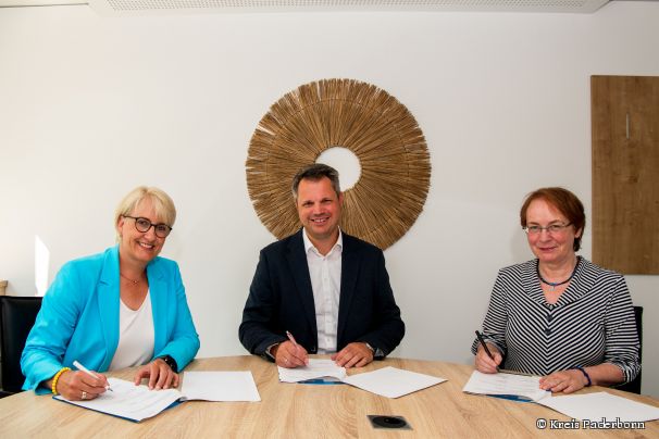 Auf eine gute (weitere) Zusammenarbeit – (v.l.) Annette Mühlenhoff, Dezernentin des Kreises Paderborn, Dr. Christian Berg, Bereichsleiter Ausstellungen/Kommunikation des HNF und Petra Bolte, Amtsleiterin des Bildungs- und Integrationszentrums des Kreises Paderborn